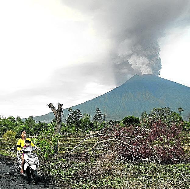 La amenaza del volcán Agung, en Bali (Indonesia), ha obligado a desalojar a la población que vive en un radio de diez kilómetros. :: Made Nagiefe