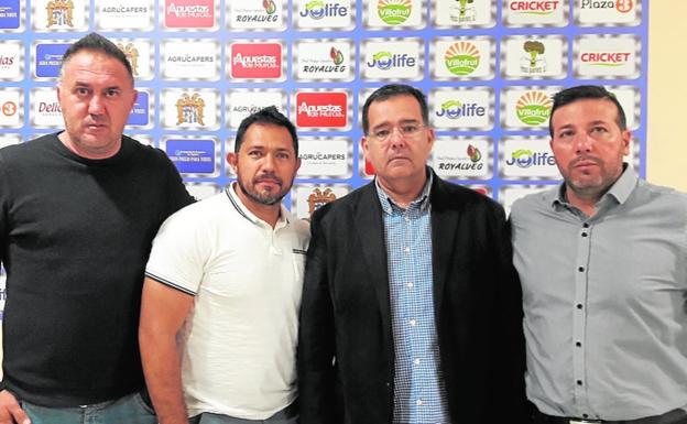 El expresidente Juan Pablo García, los nuevos directivos Fernando Chavero y José Alcáraz, y Campillo, entrenador del Águilas.