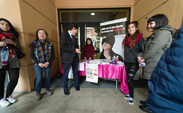 El consejero, este jueves, en el punto de información sobre VIH/Sida de la ONG Cats en el campus de La Merced. 