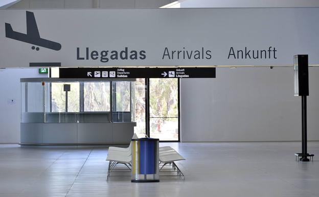 Terminal de llegadas del aeropuerto de Corvera. 