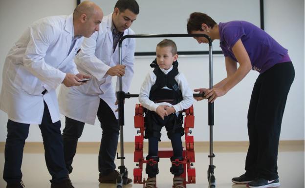 El niño Jens, con el exoesqueleto que le permitirá caminar.