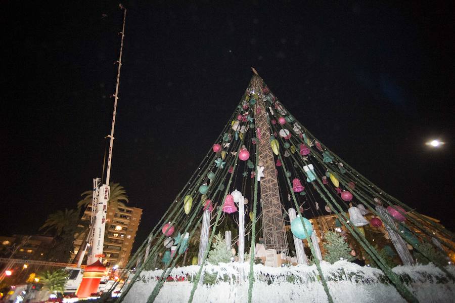 Ruth Lorenzo brilla con luz propia durante una celebración que ha culminado con un colorido espectáculo pirotécnico y el encendido de un árbol de 40 metros, compuesto por 60.000 bombillas