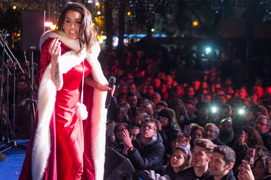 Ruth Lorenzo brilla con luz propia durante una celebración que ha culminado con un colorido espectáculo pirotécnico y el encendido de un árbol de 40 metros, compuesto por 60.000 bombillas