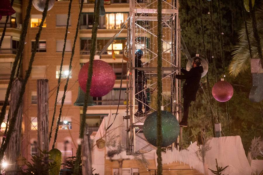 Ruth Lorenzo brilla con luz propia durante una celebración que ha culminado con un colorido espectáculo pirotécnico y el encendido de un árbol de 40 metros, compuesto por 60.000 bombillas