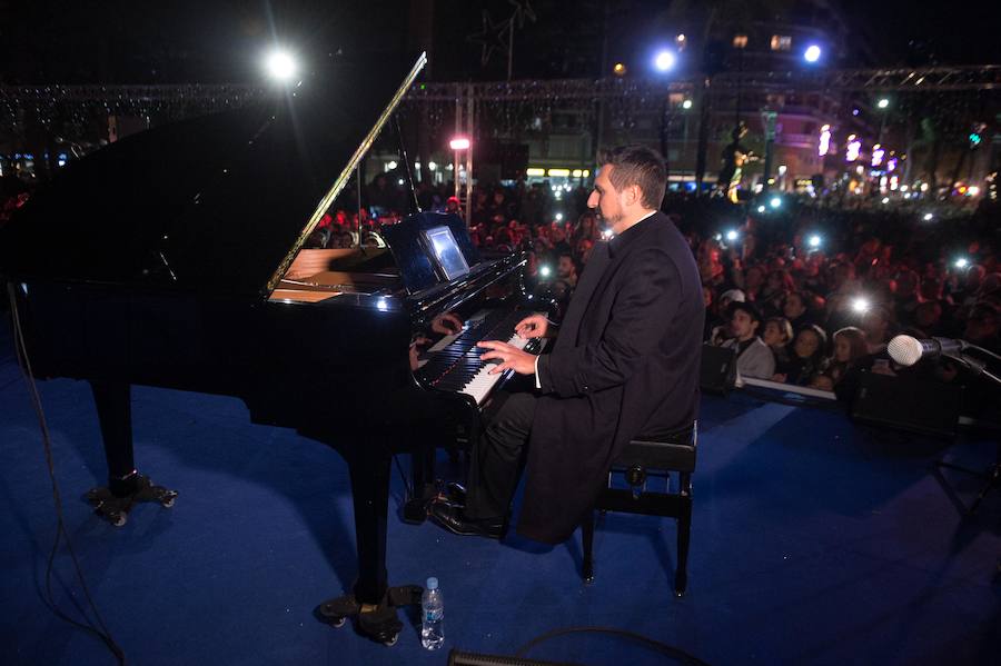 Ruth Lorenzo brilla con luz propia durante una celebración que ha culminado con un colorido espectáculo pirotécnico y el encendido de un árbol de 40 metros, compuesto por 60.000 bombillas