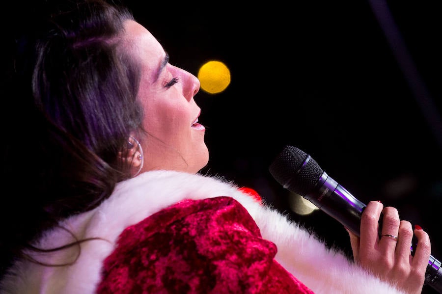 Ruth Lorenzo brilla con luz propia durante una celebración que ha culminado con un colorido espectáculo pirotécnico y el encendido de un árbol de 40 metros, compuesto por 60.000 bombillas