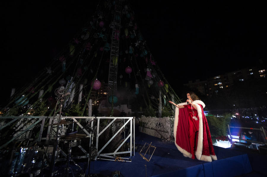 Ruth Lorenzo brilla con luz propia durante una celebración que ha culminado con un colorido espectáculo pirotécnico y el encendido de un árbol de 40 metros, compuesto por 60.000 bombillas