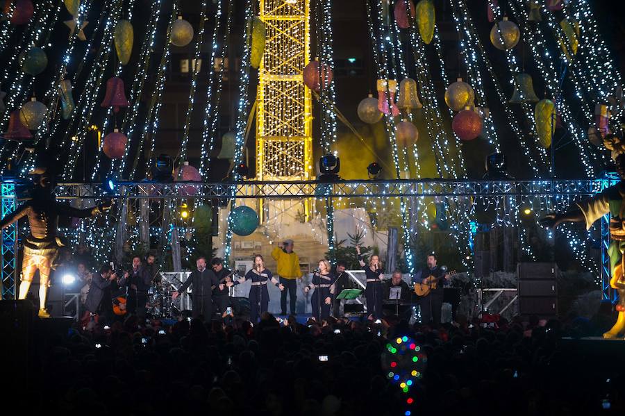 Ruth Lorenzo brilla con luz propia durante una celebración que ha culminado con un colorido espectáculo pirotécnico y el encendido de un árbol de 40 metros, compuesto por 60.000 bombillas