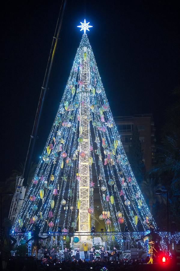 Ruth Lorenzo brilla con luz propia durante una celebración que ha culminado con un colorido espectáculo pirotécnico y el encendido de un árbol de 40 metros, compuesto por 60.000 bombillas