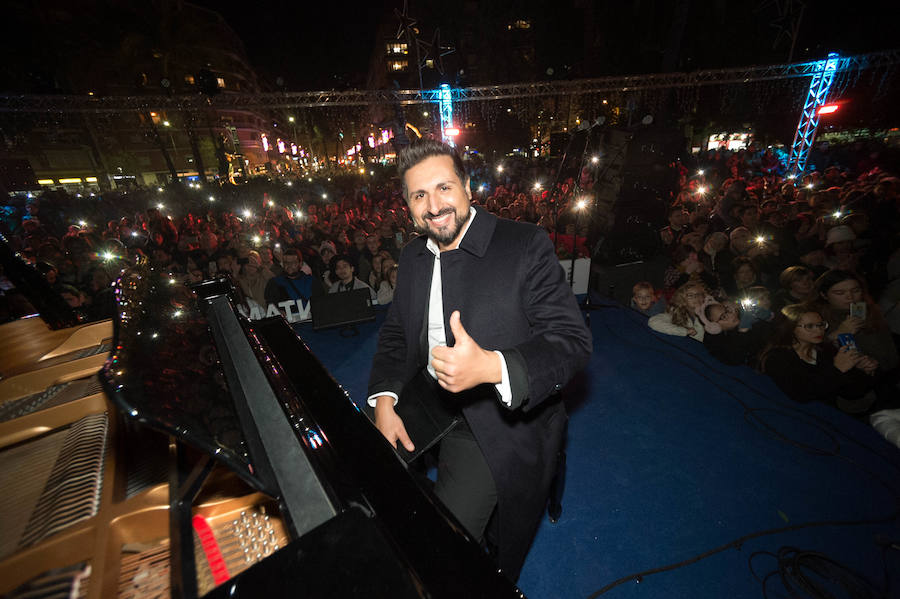 Ruth Lorenzo brilla con luz propia durante una celebración que ha culminado con un colorido espectáculo pirotécnico y el encendido de un árbol de 40 metros, compuesto por 60.000 bombillas