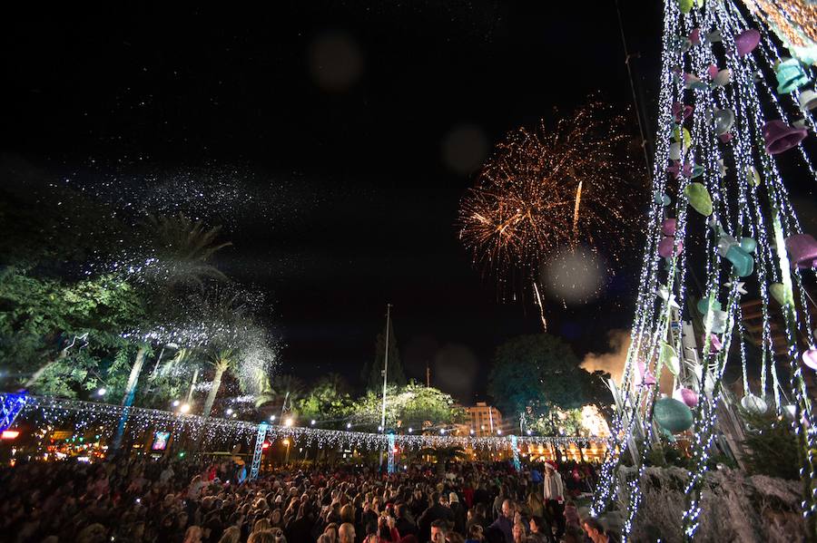 Ruth Lorenzo brilla con luz propia durante una celebración que ha culminado con un colorido espectáculo pirotécnico y el encendido de un árbol de 40 metros, compuesto por 60.000 bombillas