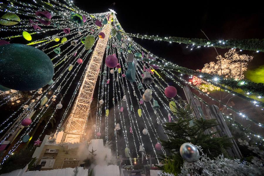 Ruth Lorenzo brilla con luz propia durante una celebración que ha culminado con un colorido espectáculo pirotécnico y el encendido de un árbol de 40 metros, compuesto por 60.000 bombillas