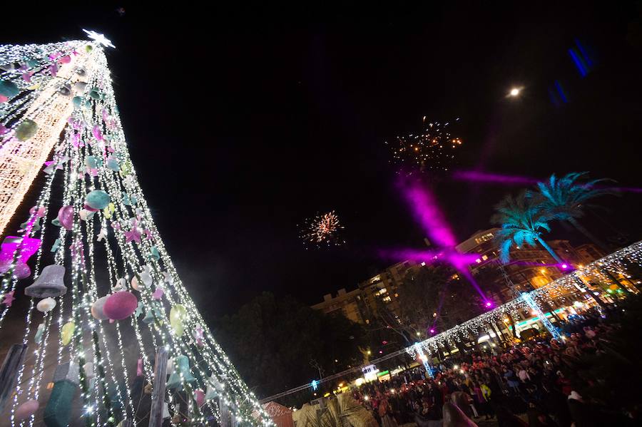Ruth Lorenzo brilla con luz propia durante una celebración que ha culminado con un colorido espectáculo pirotécnico y el encendido de un árbol de 40 metros, compuesto por 60.000 bombillas