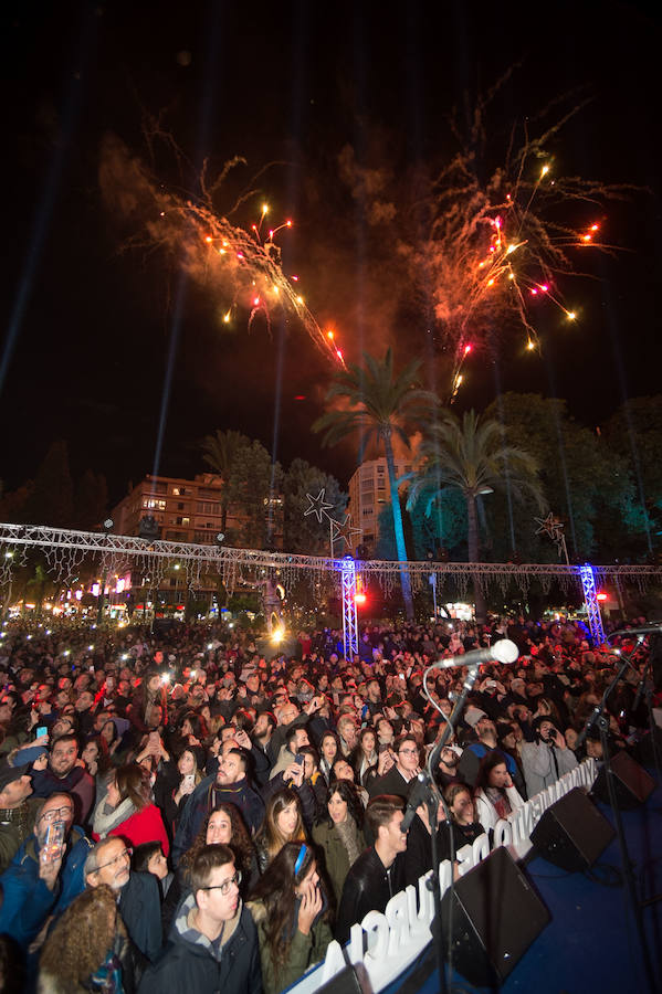 Ruth Lorenzo brilla con luz propia durante una celebración que ha culminado con un colorido espectáculo pirotécnico y el encendido de un árbol de 40 metros, compuesto por 60.000 bombillas