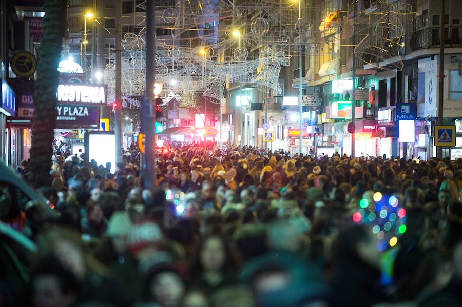 Ruth Lorenzo brilla con luz propia durante una celebración que ha culminado con un colorido espectáculo pirotécnico y el encendido de un árbol de 40 metros, compuesto por 60.000 bombillas