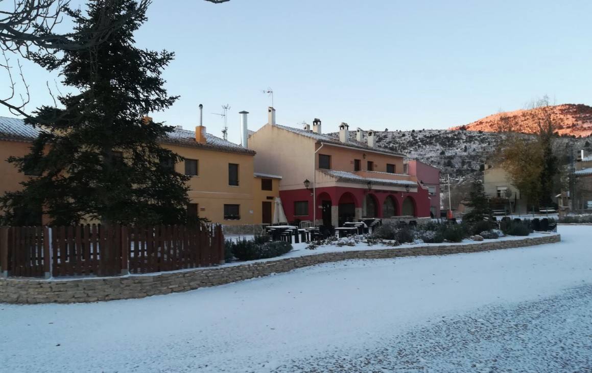 La nieve cubre las casas y el entorno en el complejo turístico Caserío Inazares de Moratalla.