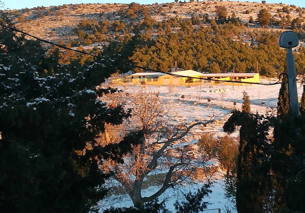 La nieve cubre las casas y el entorno en el complejo turístico Caserío Inazares de Moratalla.