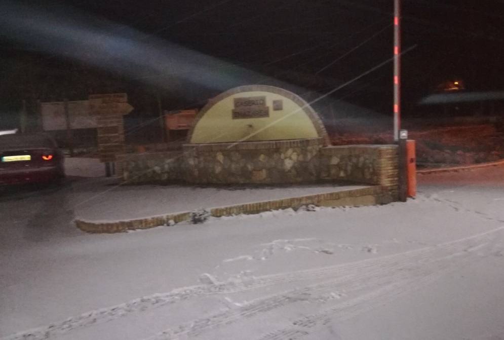 La nieve cubre las casas y el entorno en el complejo turístico Caserío Inazares de Moratalla.