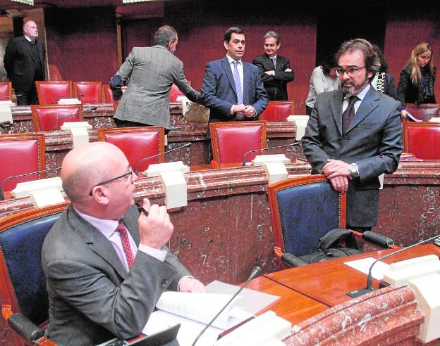 Pedro Rivera, de pie, charla con el diputado de Ciudadanos Luis Fernández, ayer, en la Asamblea.