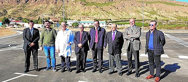 El alcalde de Alhama, Diego Conesa, en el centro, escoltado por José Fuertes (d) y Tomás Fuertes, ayer, en el aparcamiento.
