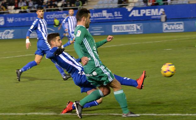 Lance del encuentro entre el Lorca FC y el Real Oviedo en el Artés Carrasco.