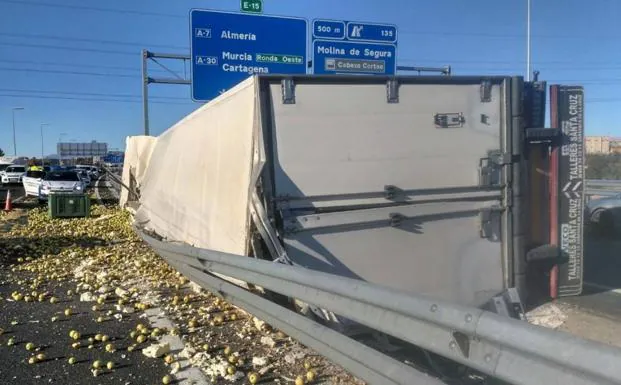 El camión volcado en la autovía, a la altura del nudo de Espinardo.