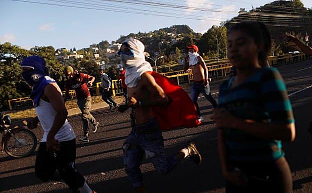Varias personas afines a Salvador Nasralla, durante las protestas.