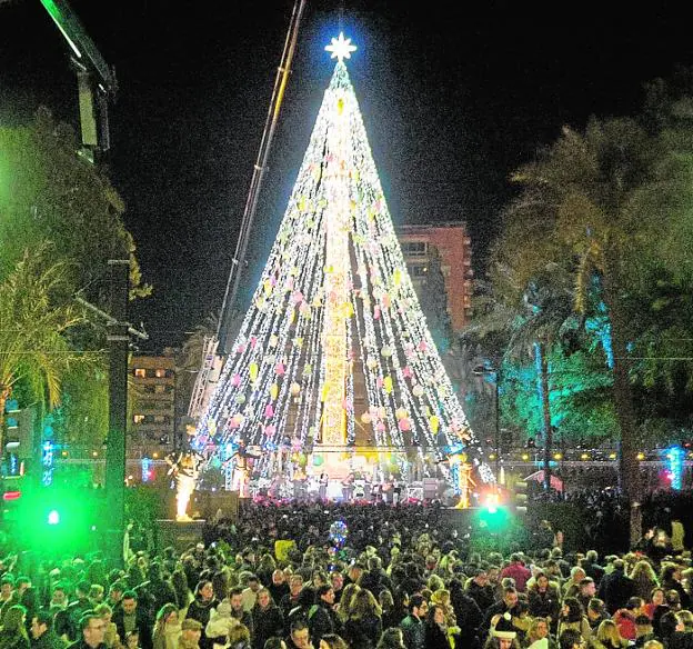 El impresionante Árbol de Navidad, con todas sus luces encendidas, rodeado por miles de asistentes al espectáculo.