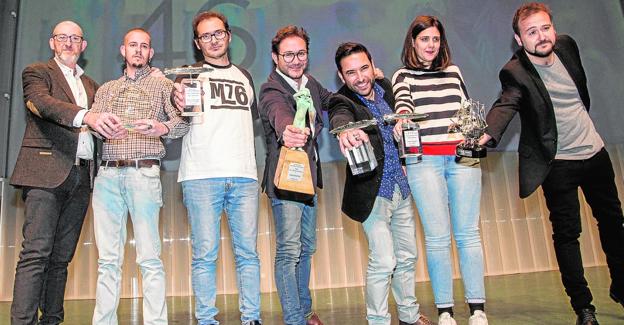 Foto de familia de los premiados en la 46 edición del FICC, con el actor murciano Carlos Santos en el centro.