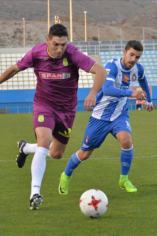 Un tanto de penalti de Chavero en el minuto 90 le da tres puntos muy necesarios ante el Lorca Deportiva al equipo de Monteagudo