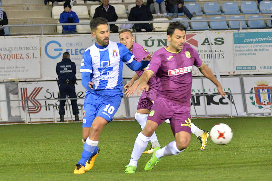 Un tanto de penalti de Chavero en el minuto 90 le da tres puntos muy necesarios ante el Lorca Deportiva al equipo de Monteagudo