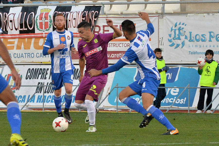 Un tanto de penalti de Chavero en el minuto 90 le da tres puntos muy necesarios ante el Lorca Deportiva al equipo de Monteagudo