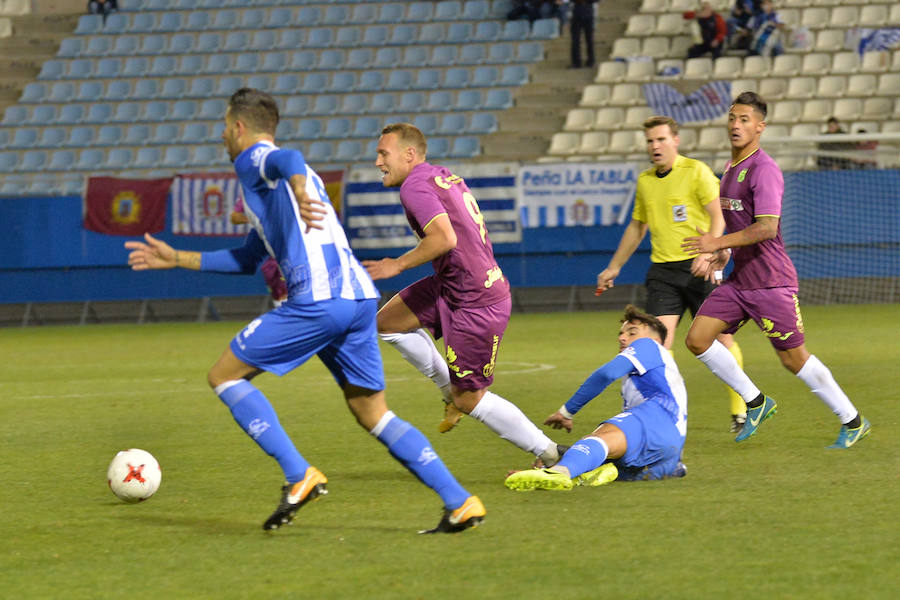 Un tanto de penalti de Chavero en el minuto 90 le da tres puntos muy necesarios ante el Lorca Deportiva al equipo de Monteagudo