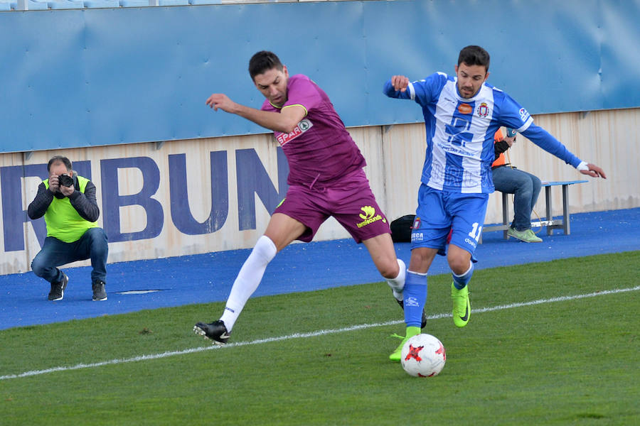 Un tanto de penalti de Chavero en el minuto 90 le da tres puntos muy necesarios ante el Lorca Deportiva al equipo de Monteagudo