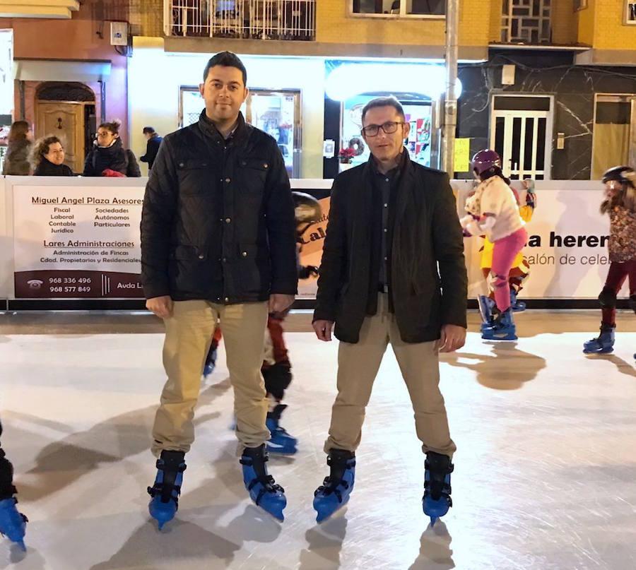 El alcalde -a la derecha- no dudó en calzarse los patines y probar la pista de patinaje junto al edil Alberto Galindo. 