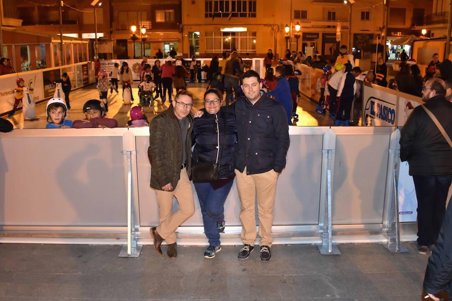 El alcalde, Antonio León, junto a los concejales Yolanda Castaño y Alberto Galindo junto a la pista. 