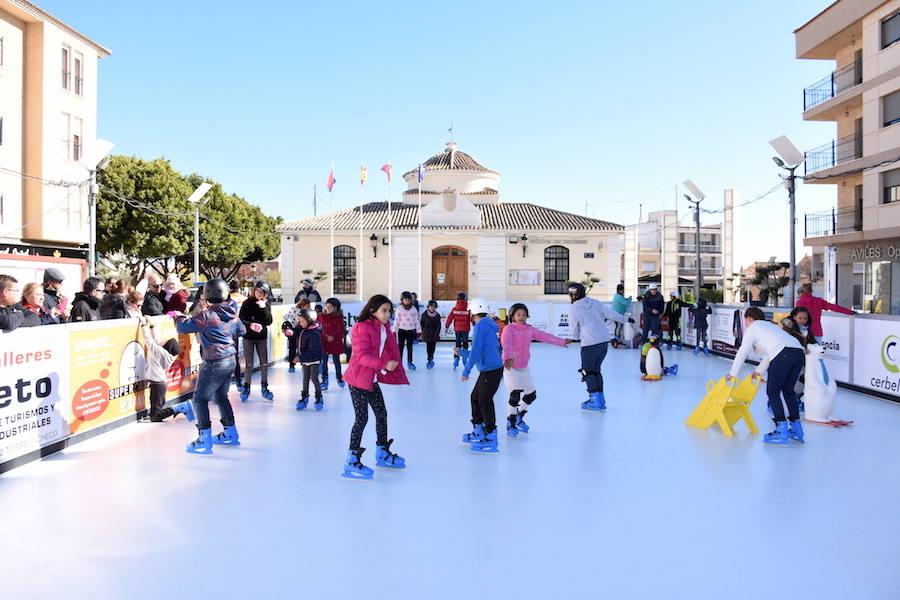 Los niños se lanzan a la pista de patinaje, pero solo algunos mayores se atreven. 