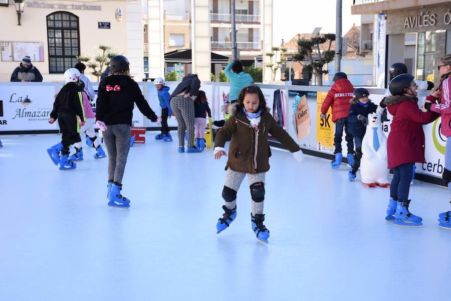 De la mañana a la noche, la pista de patinaje se ha convertido en la diversión del invierno. 