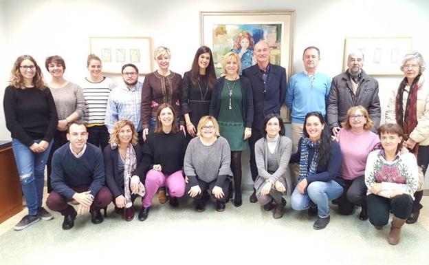 La consejera de Familia e Igualdad de Oportunidades, Violante Tomás, junto a representantes de asociaciones de voluntariado en la Región.