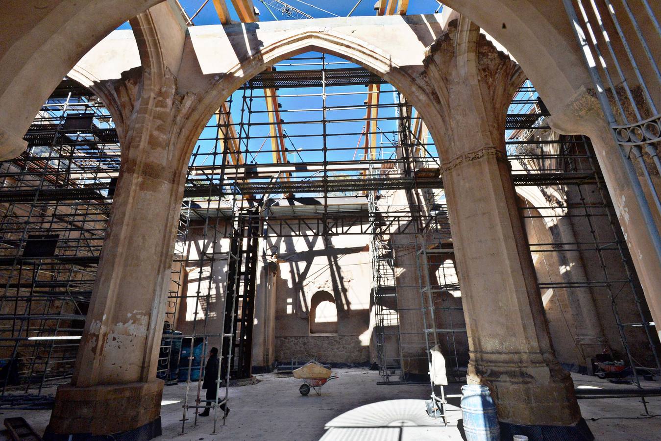 La iglesia de Santa María de Lorca, aún en su estado actual, «es una auténtica belleza». El alcalde, Fulgencio Gil Jódar, no pudo ayer evitar maravillarse al contemplar el monumento, que se encuentra en el ecuador de las obras de rehabilitación