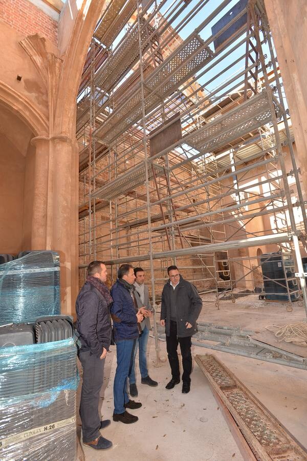 La iglesia de Santa María de Lorca, aún en su estado actual, «es una auténtica belleza». El alcalde, Fulgencio Gil Jódar, no pudo ayer evitar maravillarse al contemplar el monumento, que se encuentra en el ecuador de las obras de rehabilitación