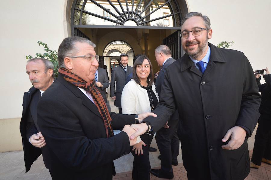 El presidente regional, Fernando López Miras, aseguró este martes, durante el acto de conmemoración del Día de a Constitución , que "mi compromiso es seguir defendiendo y mejorando" la Carta Magna. Para ello abogó "por el espíritu del 78" y por los "consensos". López Miras subrayó que "ningún español es mejor que otro por haber nacido en una u otra Comunidad Autónoma".