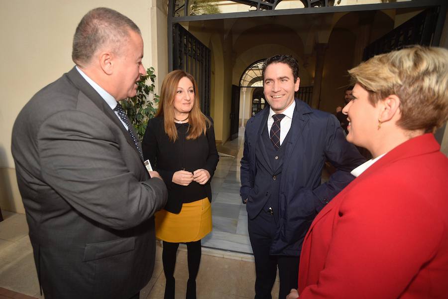 El presidente regional, Fernando López Miras, aseguró este martes, durante el acto de conmemoración del Día de a Constitución , que "mi compromiso es seguir defendiendo y mejorando" la Carta Magna. Para ello abogó "por el espíritu del 78" y por los "consensos". López Miras subrayó que "ningún español es mejor que otro por haber nacido en una u otra Comunidad Autónoma".