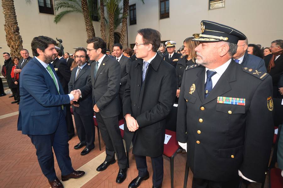 El presidente regional, Fernando López Miras, aseguró este martes, durante el acto de conmemoración del Día de a Constitución , que "mi compromiso es seguir defendiendo y mejorando" la Carta Magna. Para ello abogó "por el espíritu del 78" y por los "consensos". López Miras subrayó que "ningún español es mejor que otro por haber nacido en una u otra Comunidad Autónoma".