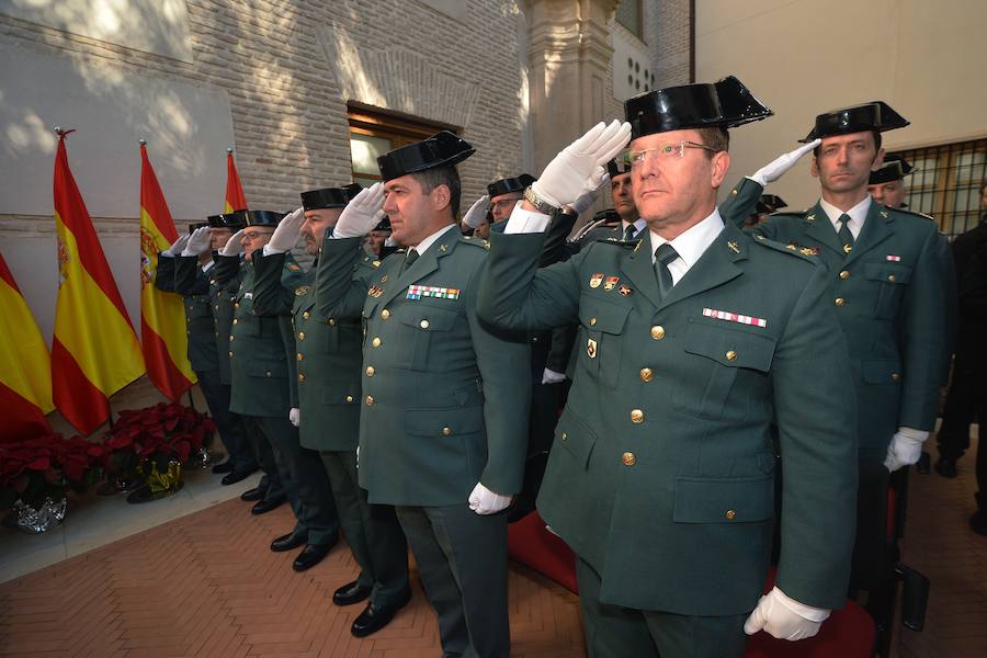 El presidente regional, Fernando López Miras, aseguró este martes, durante el acto de conmemoración del Día de a Constitución , que "mi compromiso es seguir defendiendo y mejorando" la Carta Magna. Para ello abogó "por el espíritu del 78" y por los "consensos". López Miras subrayó que "ningún español es mejor que otro por haber nacido en una u otra Comunidad Autónoma".