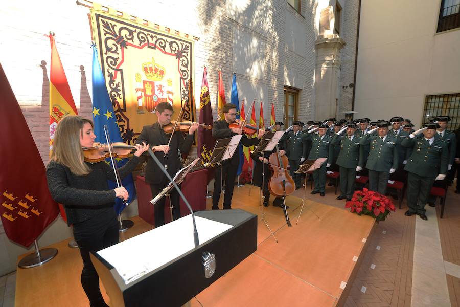 El presidente regional, Fernando López Miras, aseguró este martes, durante el acto de conmemoración del Día de a Constitución , que "mi compromiso es seguir defendiendo y mejorando" la Carta Magna. Para ello abogó "por el espíritu del 78" y por los "consensos". López Miras subrayó que "ningún español es mejor que otro por haber nacido en una u otra Comunidad Autónoma".