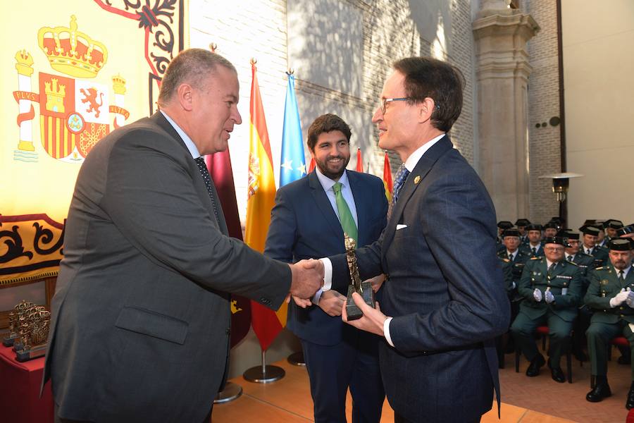 El presidente regional, Fernando López Miras, aseguró este martes, durante el acto de conmemoración del Día de a Constitución , que "mi compromiso es seguir defendiendo y mejorando" la Carta Magna. Para ello abogó "por el espíritu del 78" y por los "consensos". López Miras subrayó que "ningún español es mejor que otro por haber nacido en una u otra Comunidad Autónoma".