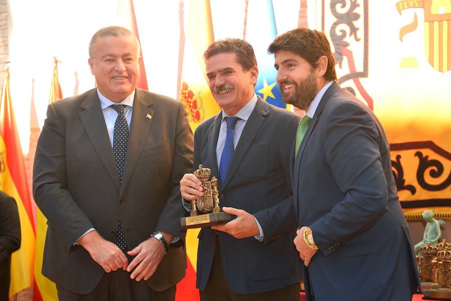 El presidente regional, Fernando López Miras, aseguró este martes, durante el acto de conmemoración del Día de a Constitución , que "mi compromiso es seguir defendiendo y mejorando" la Carta Magna. Para ello abogó "por el espíritu del 78" y por los "consensos". López Miras subrayó que "ningún español es mejor que otro por haber nacido en una u otra Comunidad Autónoma".
