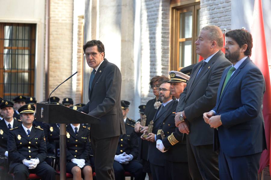 El presidente regional, Fernando López Miras, aseguró este martes, durante el acto de conmemoración del Día de a Constitución , que "mi compromiso es seguir defendiendo y mejorando" la Carta Magna. Para ello abogó "por el espíritu del 78" y por los "consensos". López Miras subrayó que "ningún español es mejor que otro por haber nacido en una u otra Comunidad Autónoma".