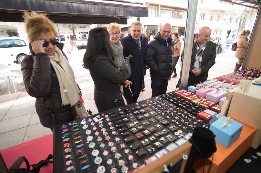 El consejero de Empleo, Universidades y Empresa, Juan Hernández, inauguró hoy en la avenida Alfonso X el Sabio de Murcia la XXXIII Muestra de Artesanía de Navidad, que este año cuenta con la participación de 71 artesanos y estará abierta hasta el 5 de enero. Acompañado por el director general de Comercio, Consumo y Simplificación Administrativa, Francisco Abril, y la concejala del ramo del Ayuntamiento de Murcia, María del Carmen Pelegrín, recorrió los stands participantes en la muestra para conocer de primera mano el trabajo de estos profesionales.